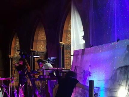 Eela Soley (vocals, looper, flutes), Thomas C. Brueck (synths, drummachines), Zoran Velinov (live painting), UliP (hybride percussion set)